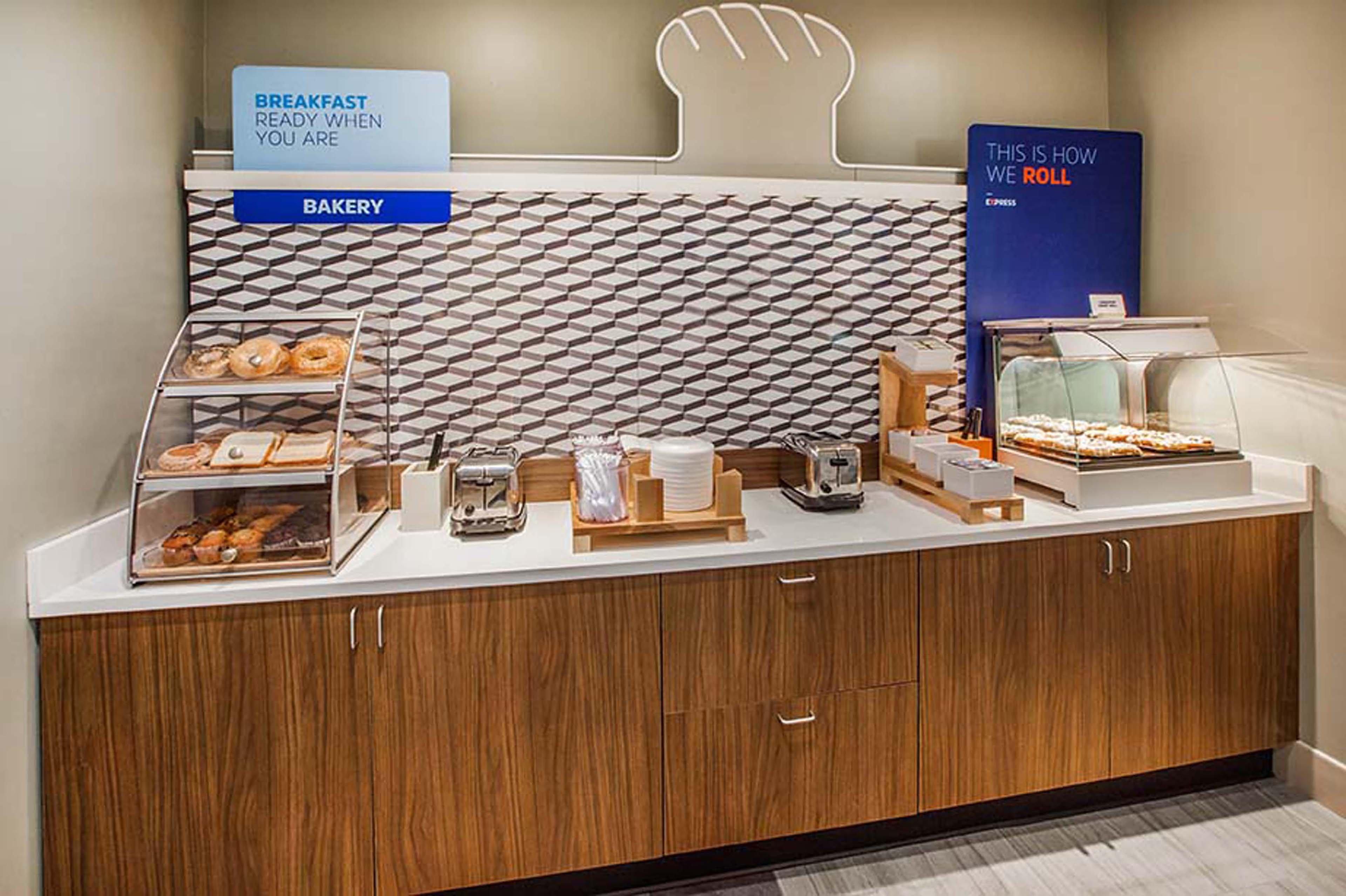 Holiday Inn Express & Suites Eureka By Ihg Exterior foto